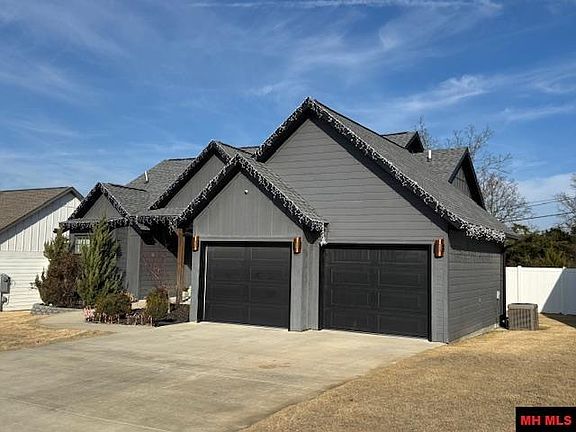 3rd image of 3075 Spring Mill Dr