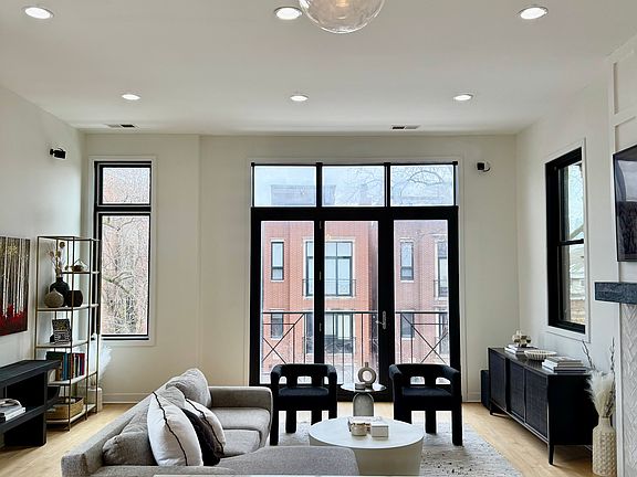 5th image of 858 N Hermitage Ave APT 3