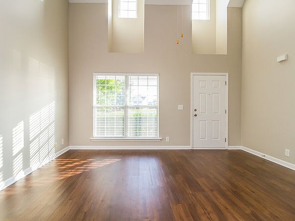 4th image of 913 Harvest Grove Dr