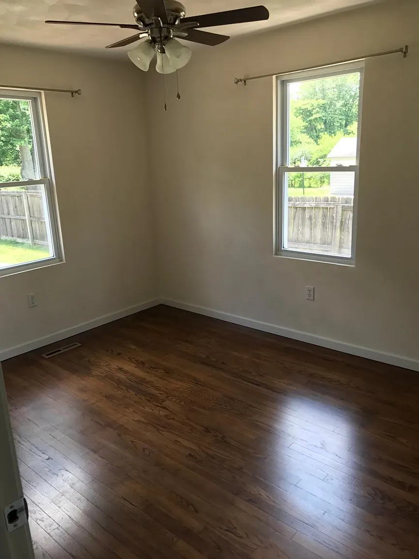 118 E Country Ln photo 1