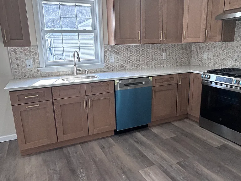 New Kitchen, New Appliances! Room for portable island or breakfast bar