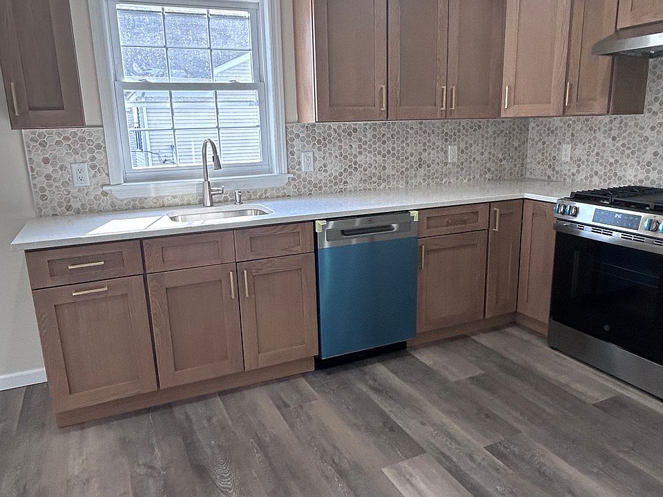 New Kitchen, New Appliances! Room for portable island or breakfast bar