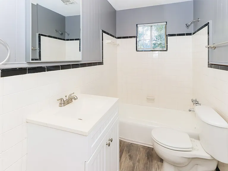 1392185_024_main_bathroom_13121589.jpg