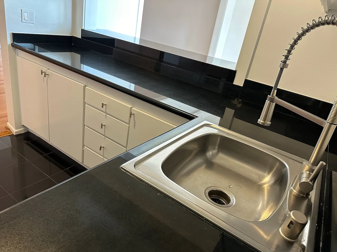 2 bed, 1000 sqft, $2,995 — Photo 3