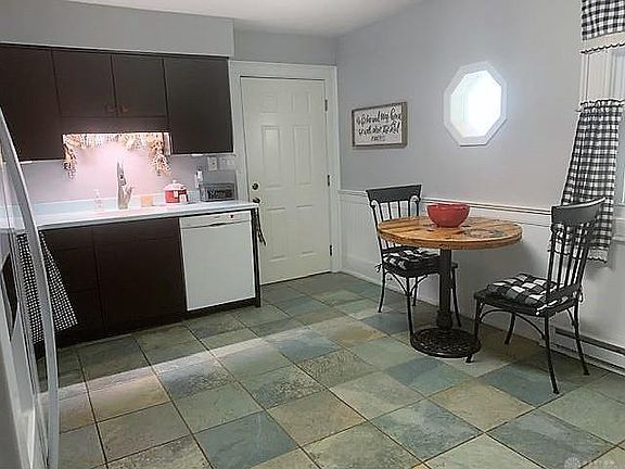 3rd image of 225 Niagara Ct