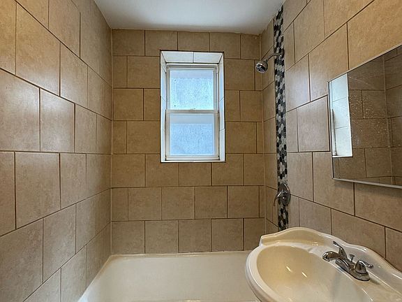 3rd image of 222-224 Roseville Ave #2