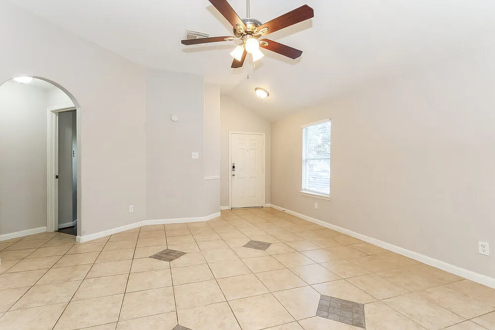 3 bed, 2.0 bath, 1392 sqft, $1,735 — Photo 4