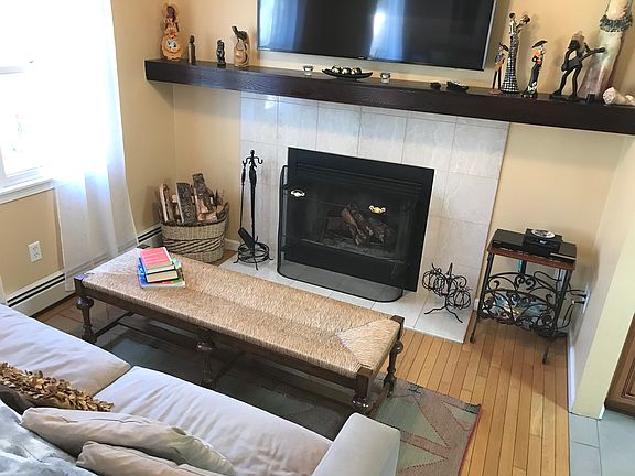 2675 Linder Ave Family Room