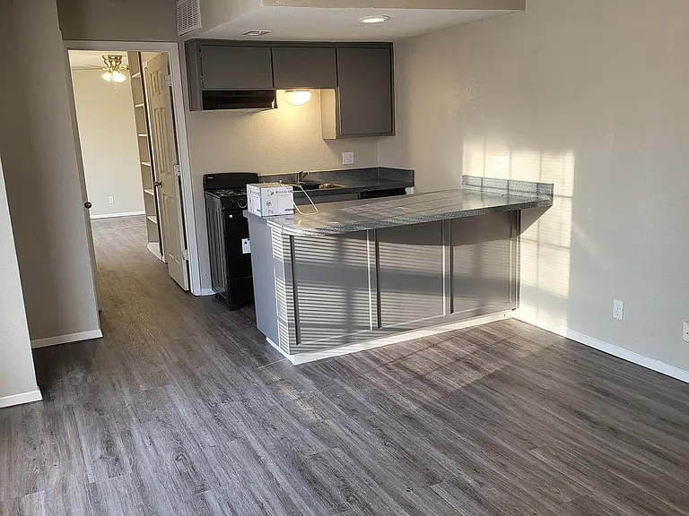 Oak Tree Apartments — Photo 29