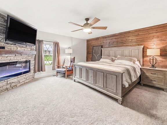 4th image of 8 Lake Hill Dr
