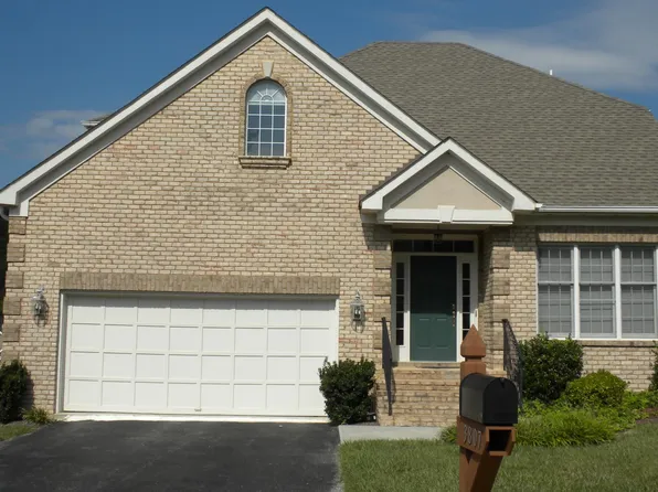 3807 Parkway Place Dr, Roanoke, VA 24018