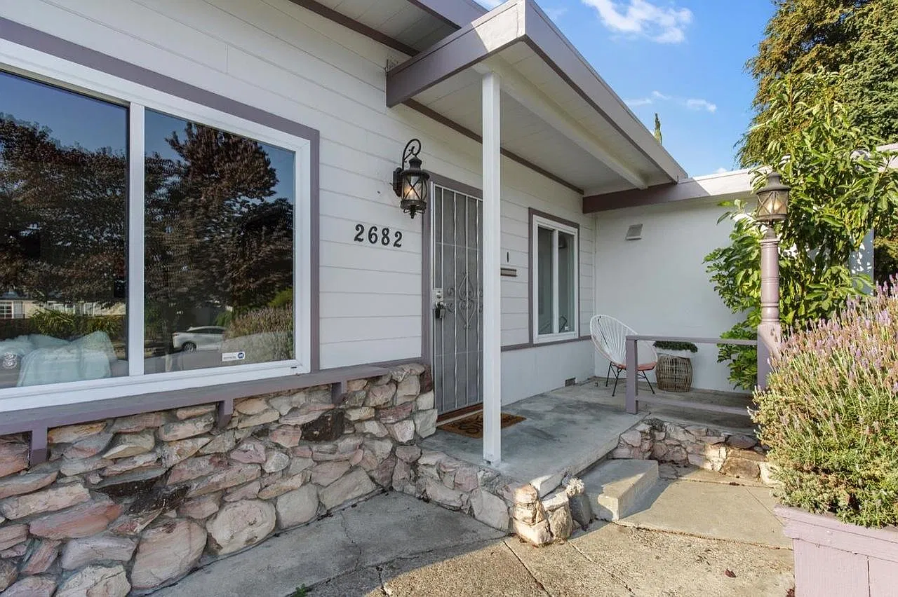 3 bed, 850 sqft, $3,800 — Photo 1