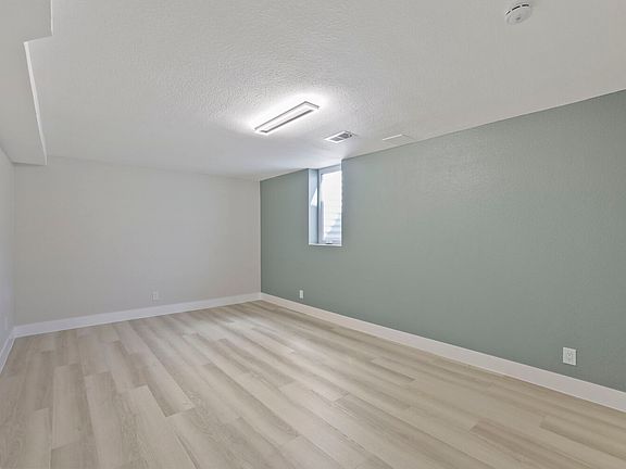 4th image of 6139 E 33rd Ave #2