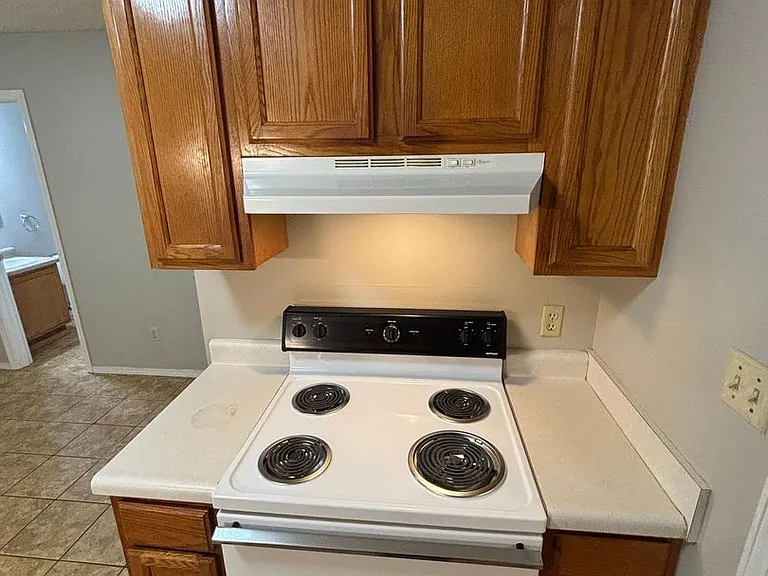 3327 N Detroit Ave — Photo 9