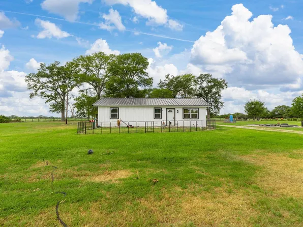 28060 Walker Rd, Hempstead, TX 77445