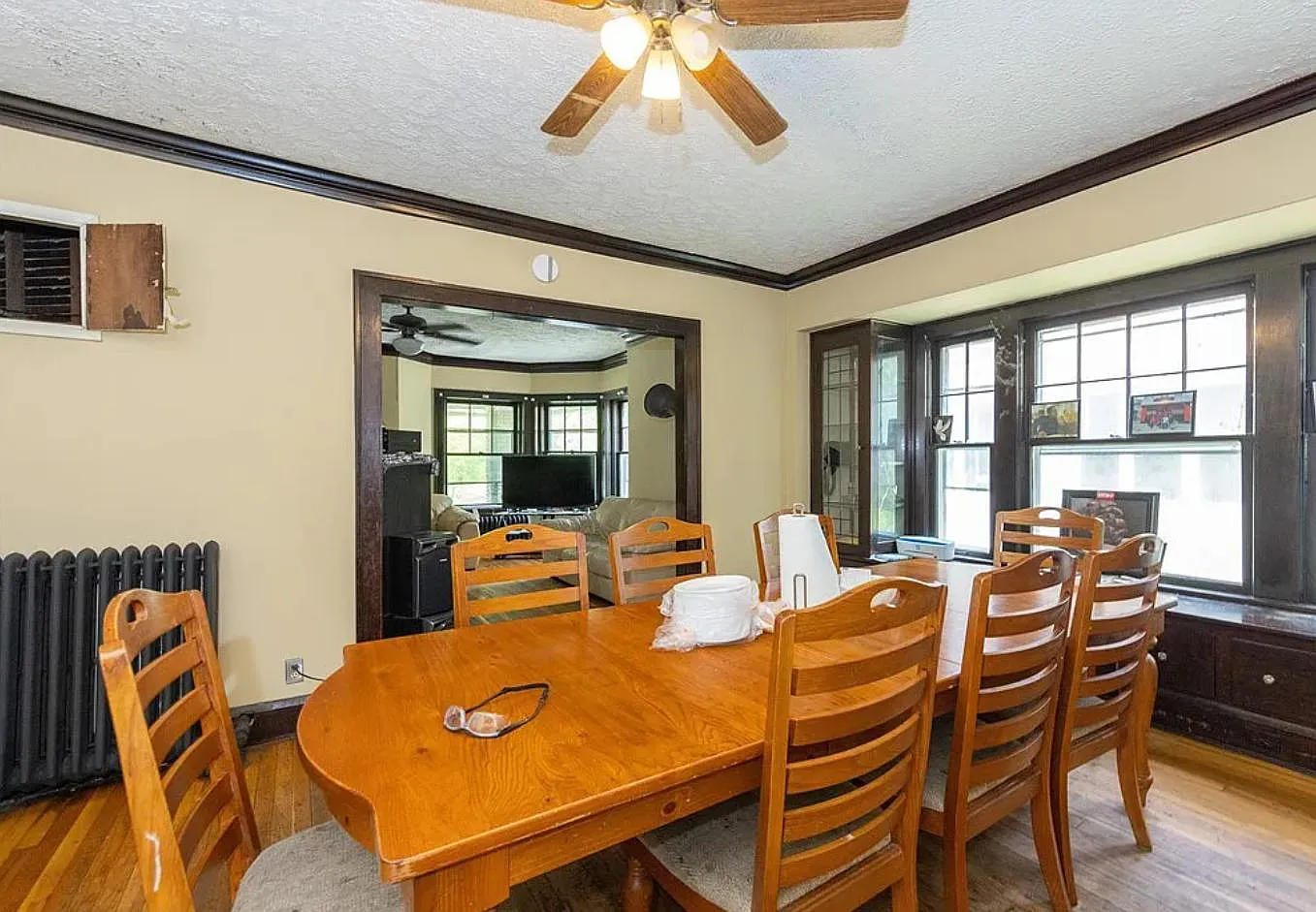 5 bed, 2.5 bath, 2200 sqft, $3,100 — Photo 2