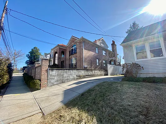 Rented by E Realty International Corp | media 27