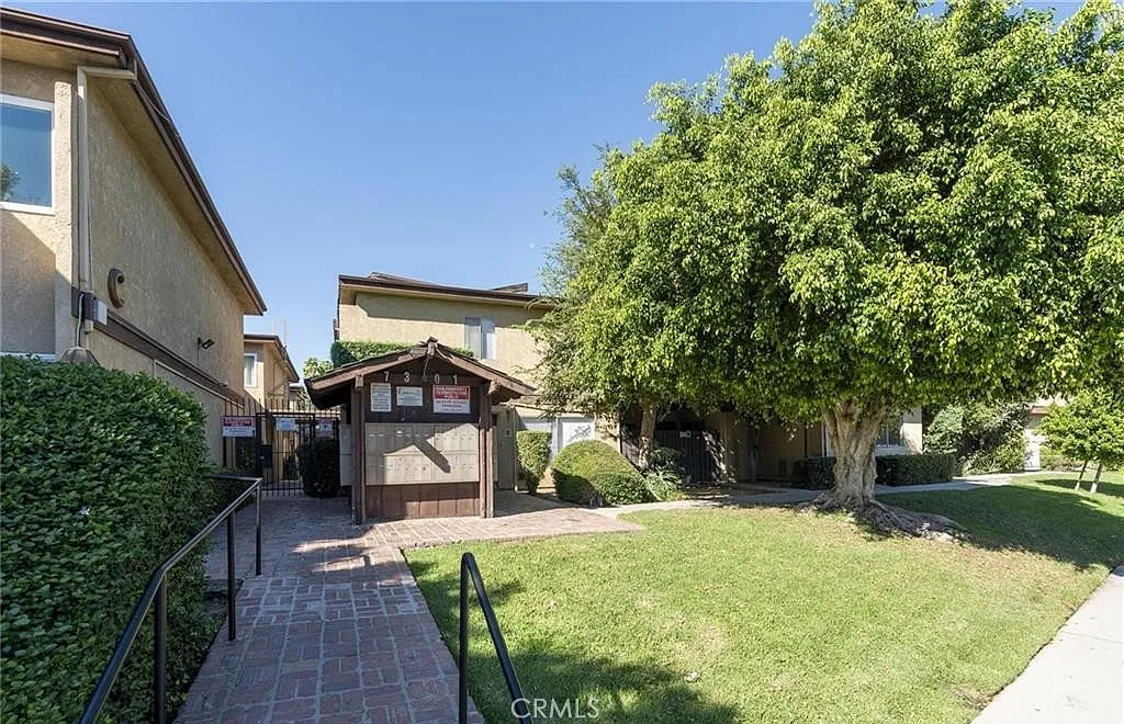 2 bed, 1.5 bath, 994 sqft, $2,950 — Photo 2