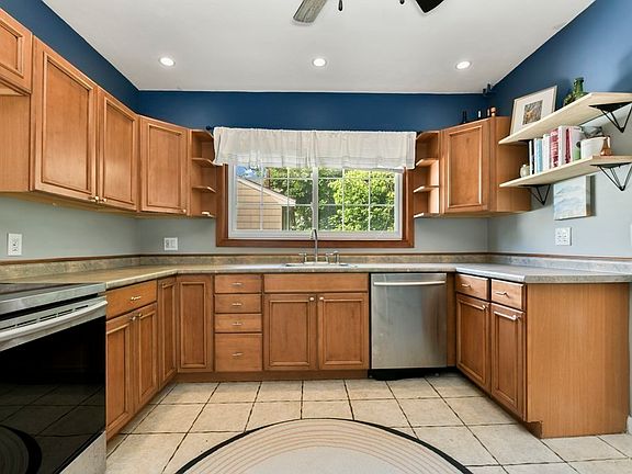 2nd image of 266 Vermont St #2