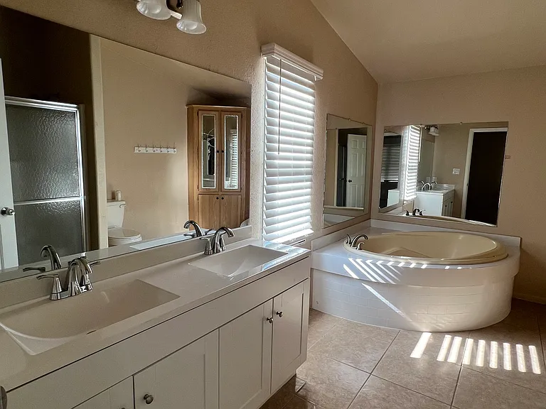 7868 N Reed Rd — Photo 22