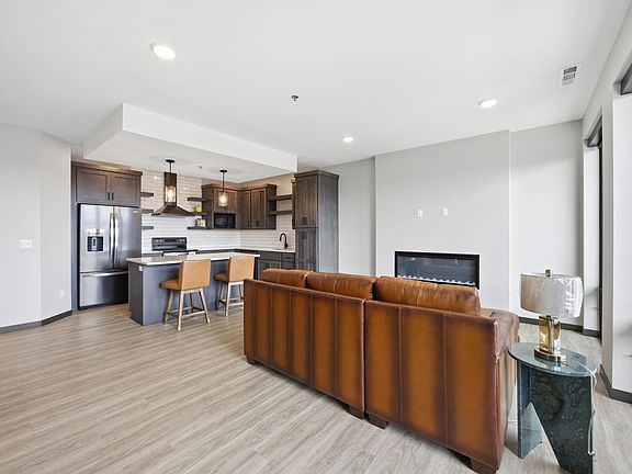5th image of 360 32nd Ave W #611