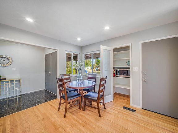 3rd image of 2542 Patricia Dr