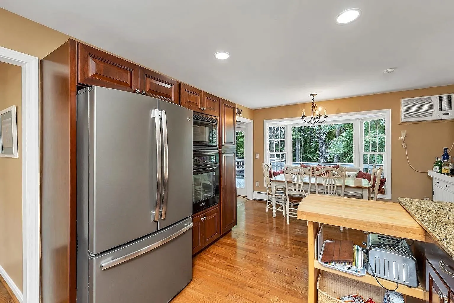 3 bed, 2.5 bath, 2404 sqft, $3,000 — Photo 2