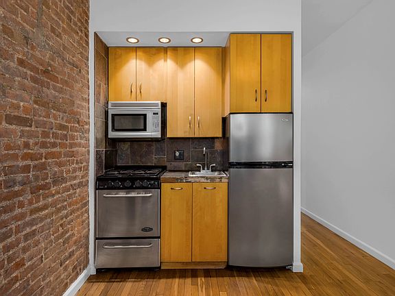 4th image of 128 E 83rd St APT 3A