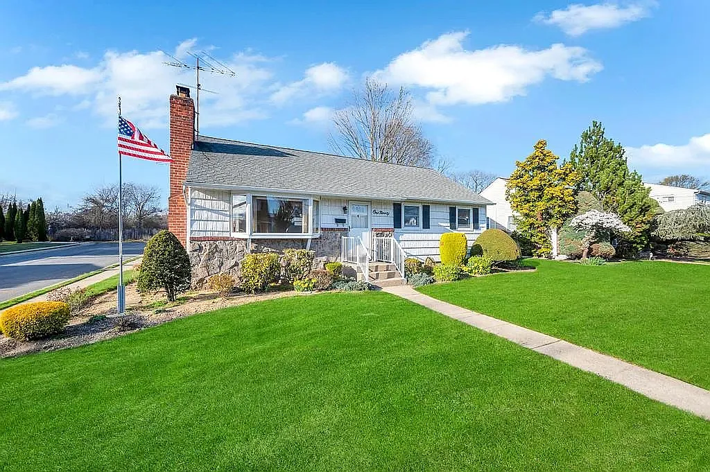 Sycamore Ave, Bethpage — Photo 1