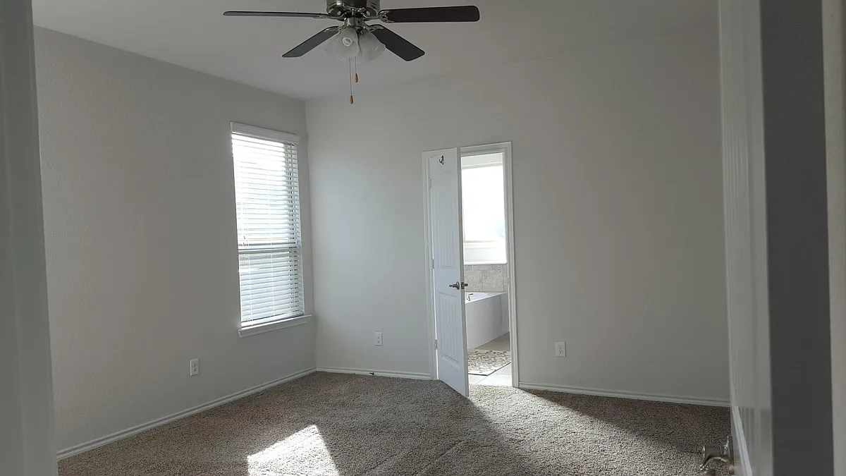 Building Photo - 15704 Oak Pointe Dr