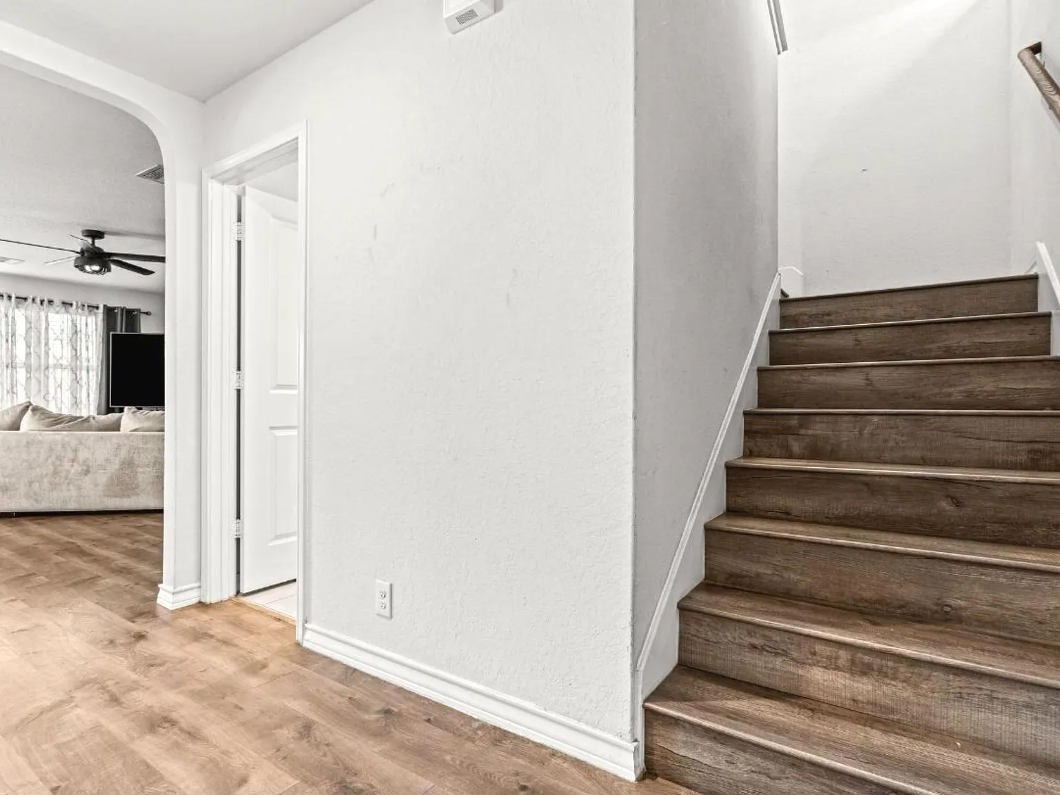 3 bed, 2.5 bath, 2241 sqft, $2,000 — Photo 3