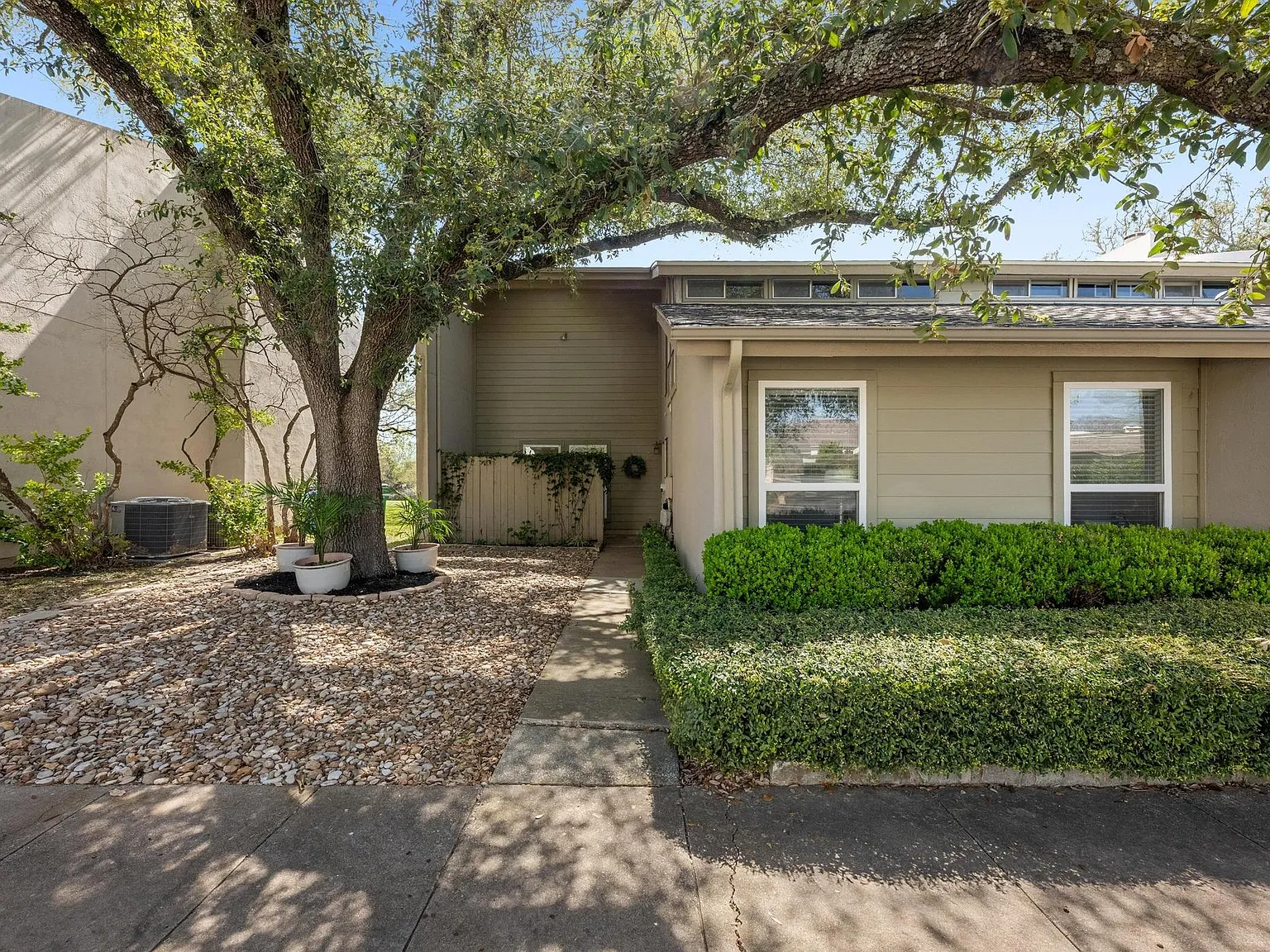 3 bed, 2.0 bath, 2130 sqft, $2,600 — Photo 1