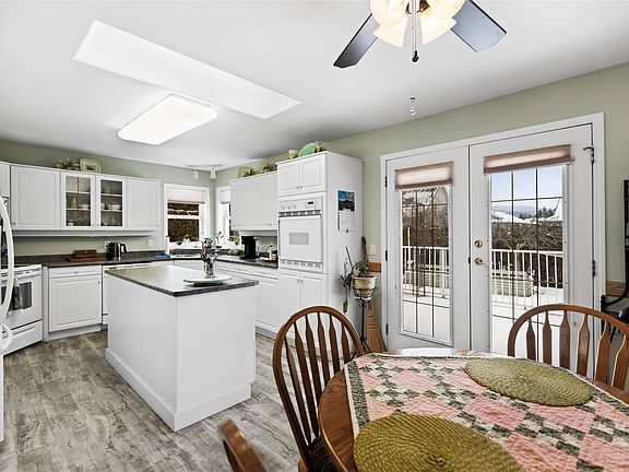 4th image of 381 Robin Dr