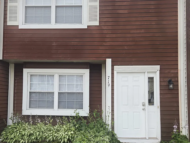719 Spence Cir — Photo 1