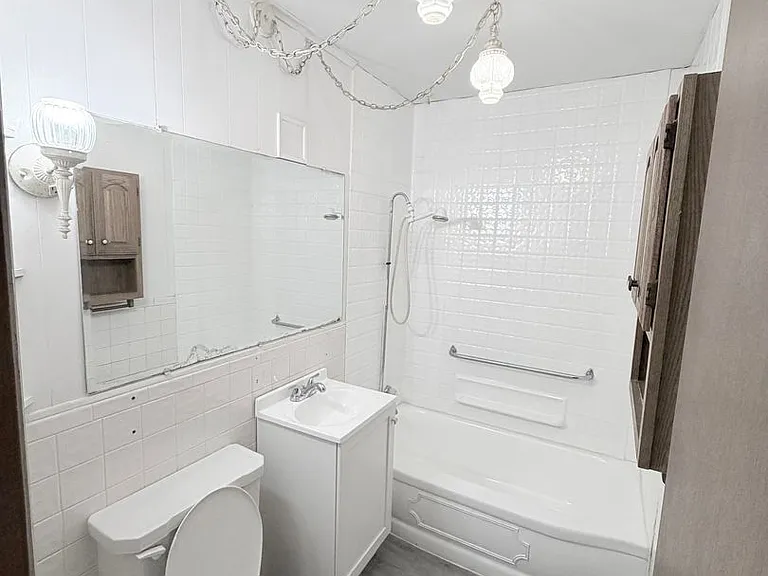 1712 N Pearl St — Photo 5