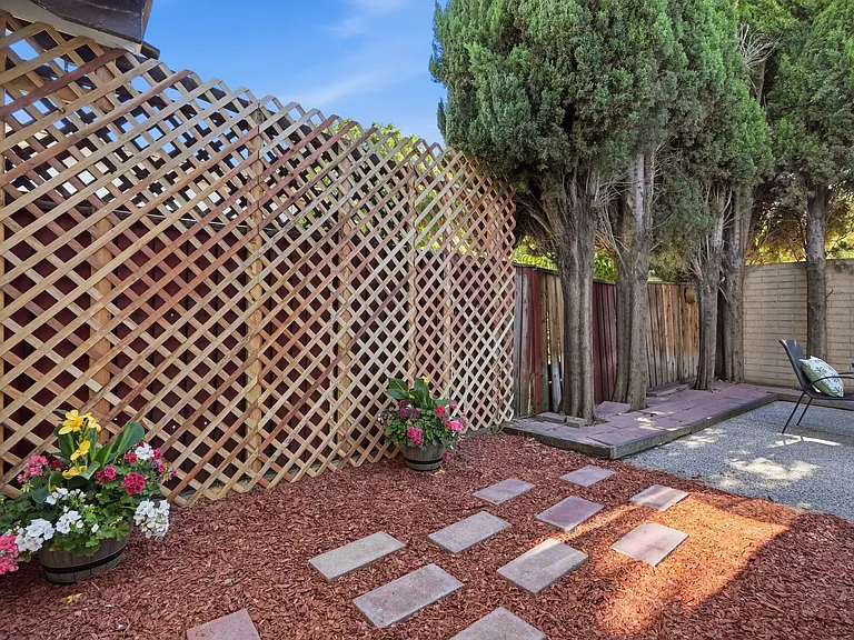 1735 Chesterton Cir — Photo 15