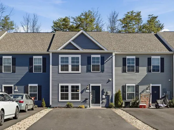 32 Pitch Pine Ct, Bunker Hill, WV 25413