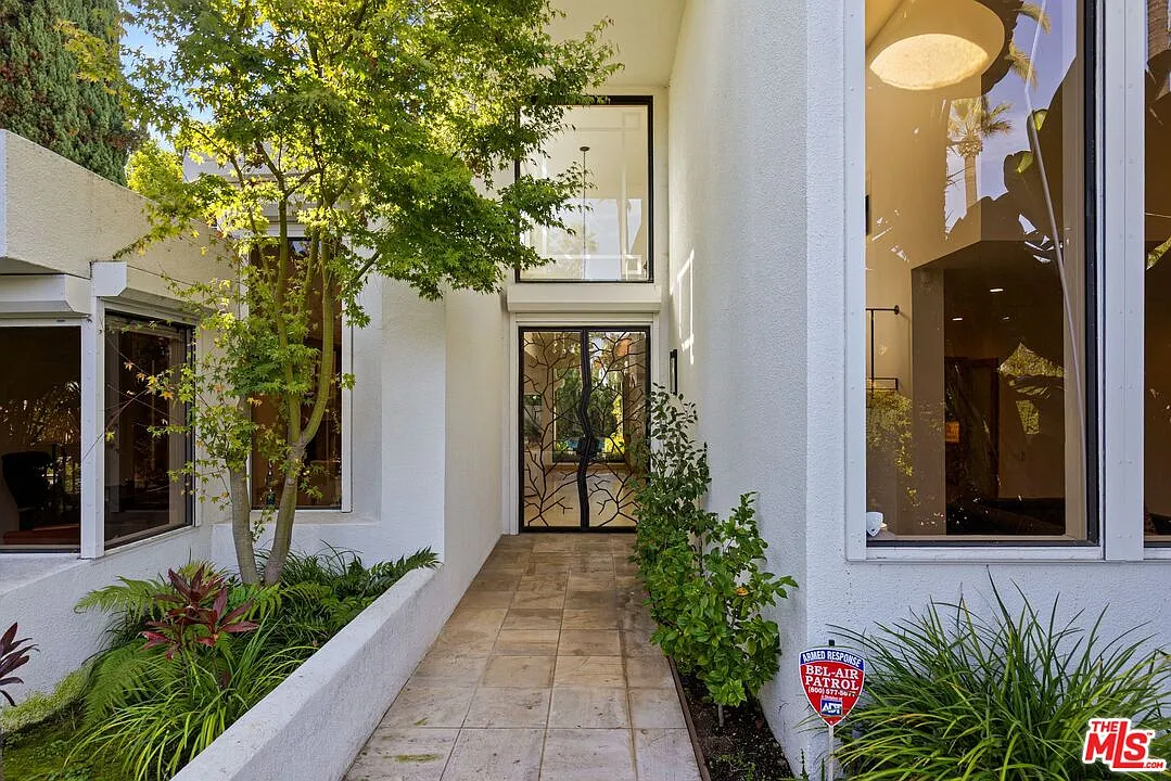 7 bed, 7.0 bath, 5007 sqft, $45,000 — Photo 3