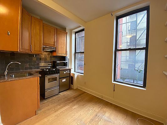 2nd image of 211 E 5th St APT 3