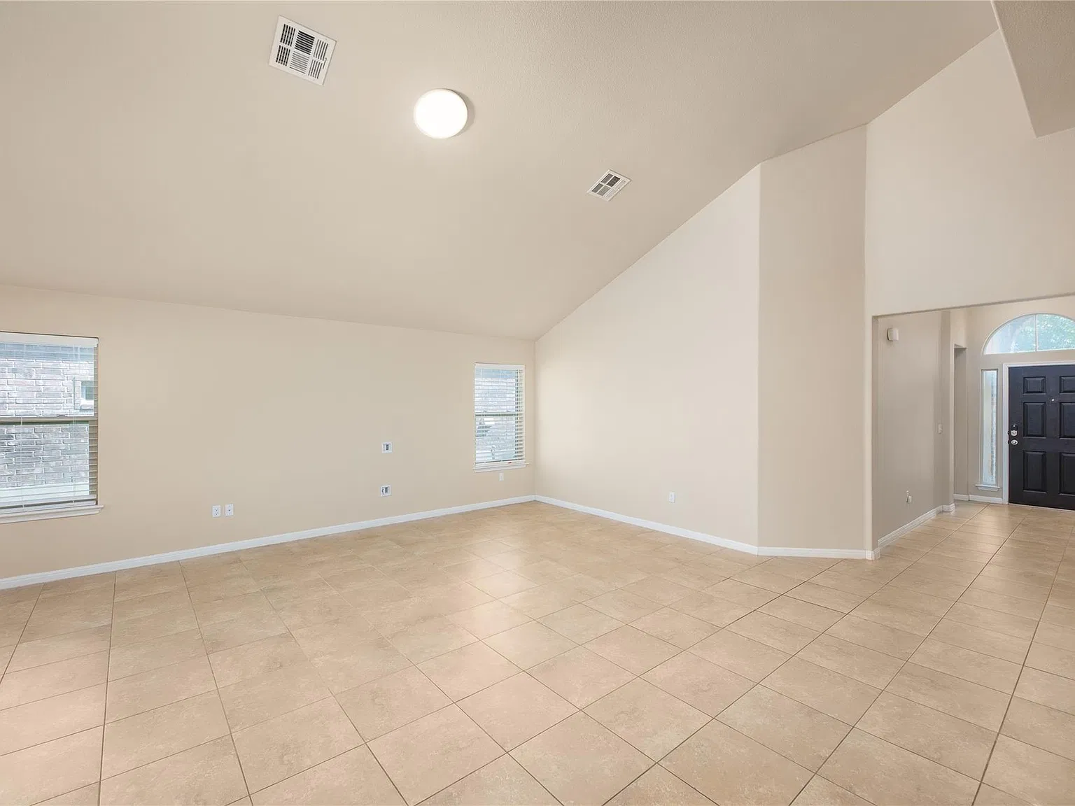 3 bed, 2.0 bath, 1688 sqft, $2,400 — Photo 3