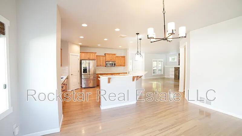 5 bed, 4.0 bath, 4179 sqft, $3,900 — Photo 4