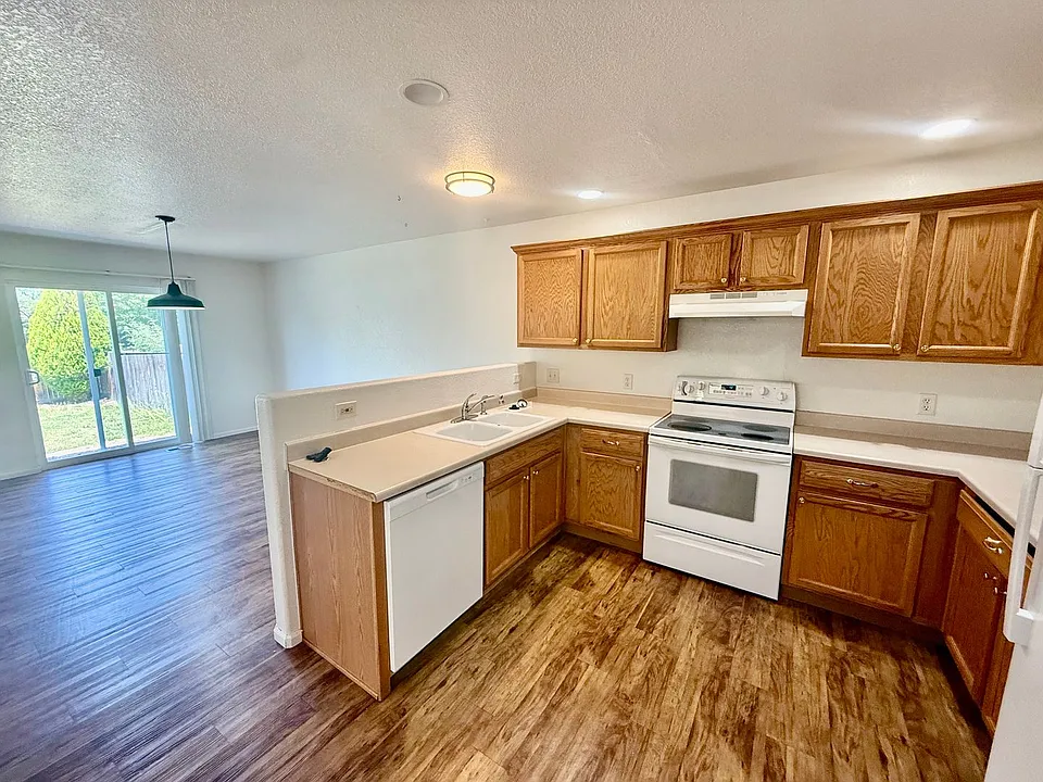 1912 Dove Creek Cir