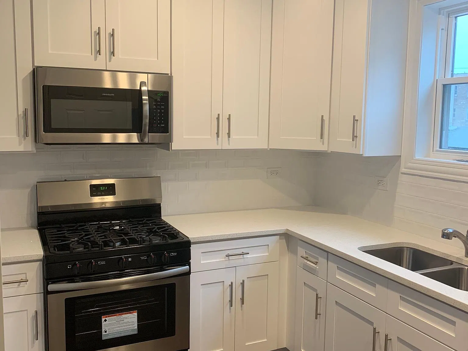 2 bed, 800 sqft, $1,975 — Photo 3