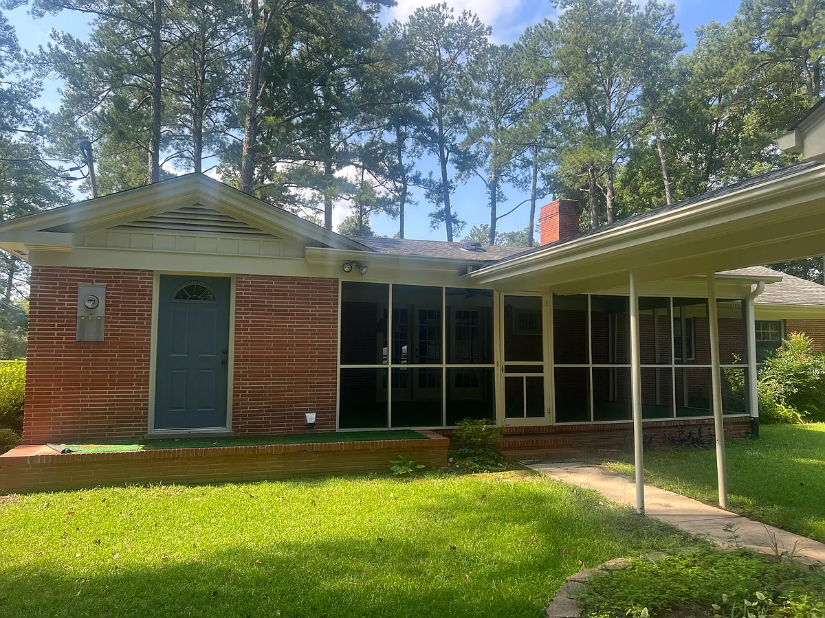 Photo 2 of 9 - 1004 Hillside Dr - Lillington, NC Building Photo - 1004 Hillside Dr