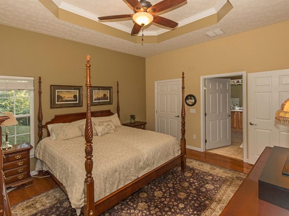 2nd image of 131 Fox Hills Ln