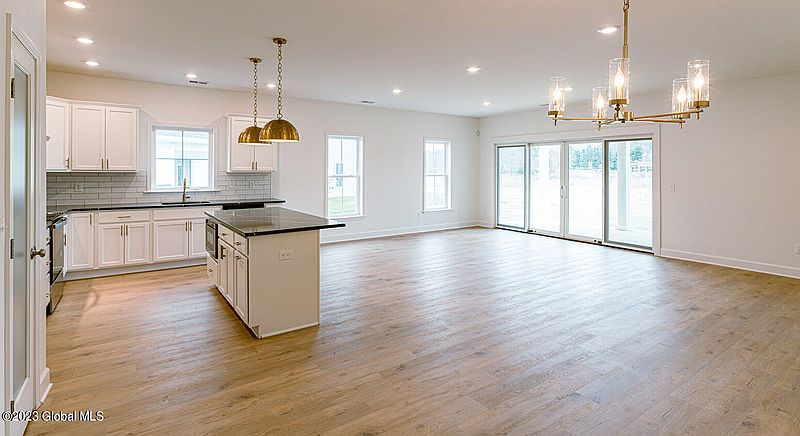 4th image of 13 Wardley Circle