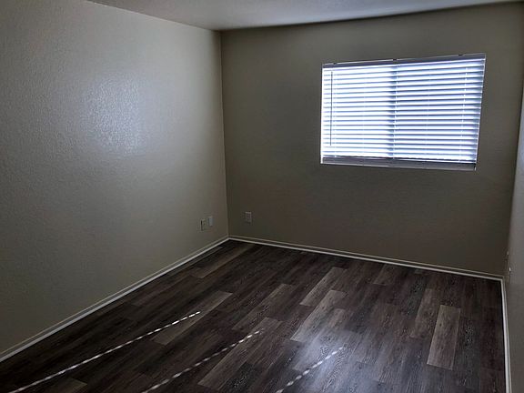 5th image of 19350 Saticoy St #112