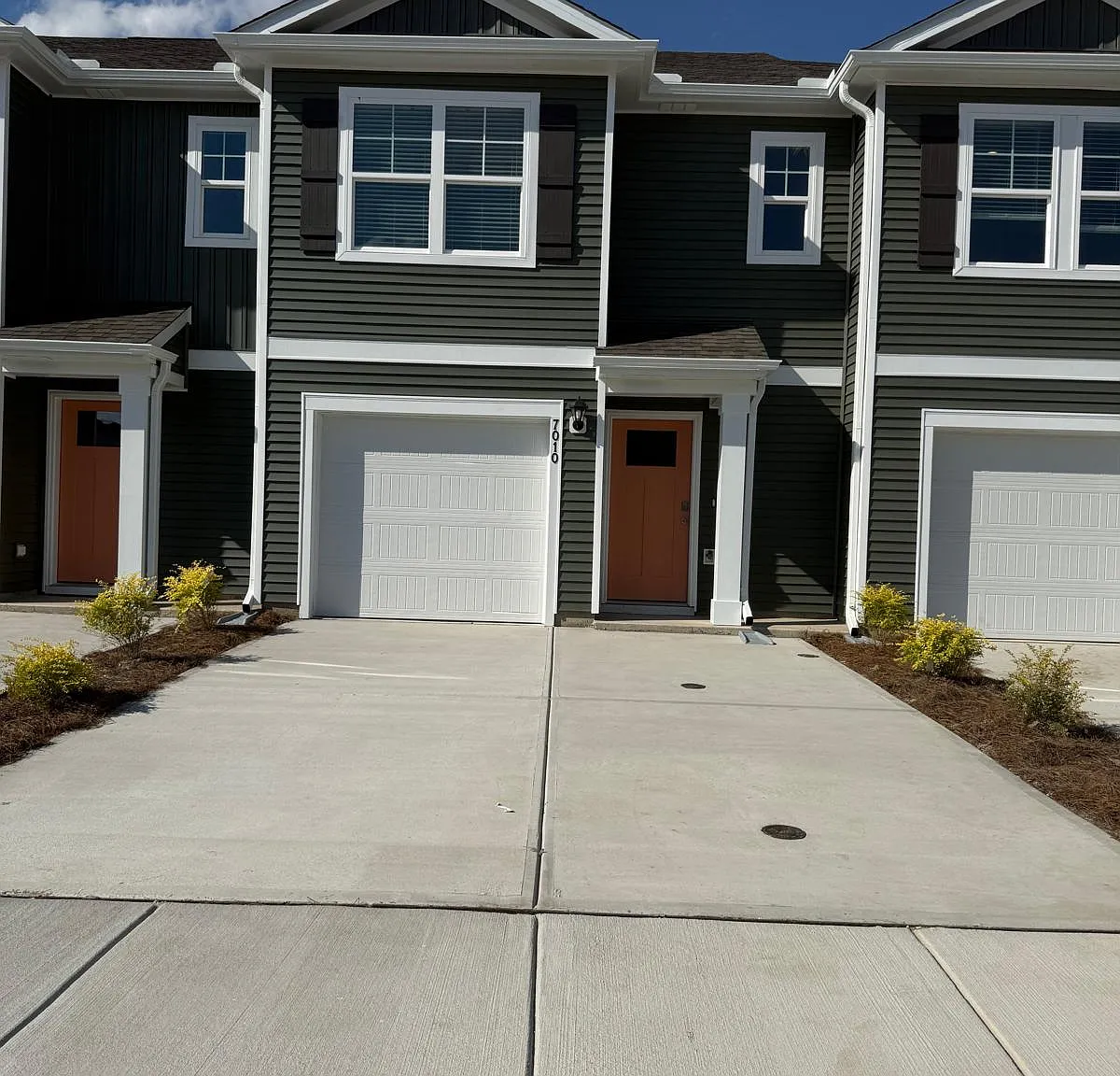 3 bed, 2.5 bath, 1418 sqft, $1,799 — Photo 1