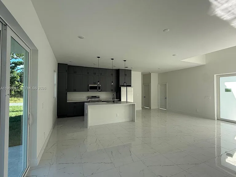 1121 Florence St E — Photo 15