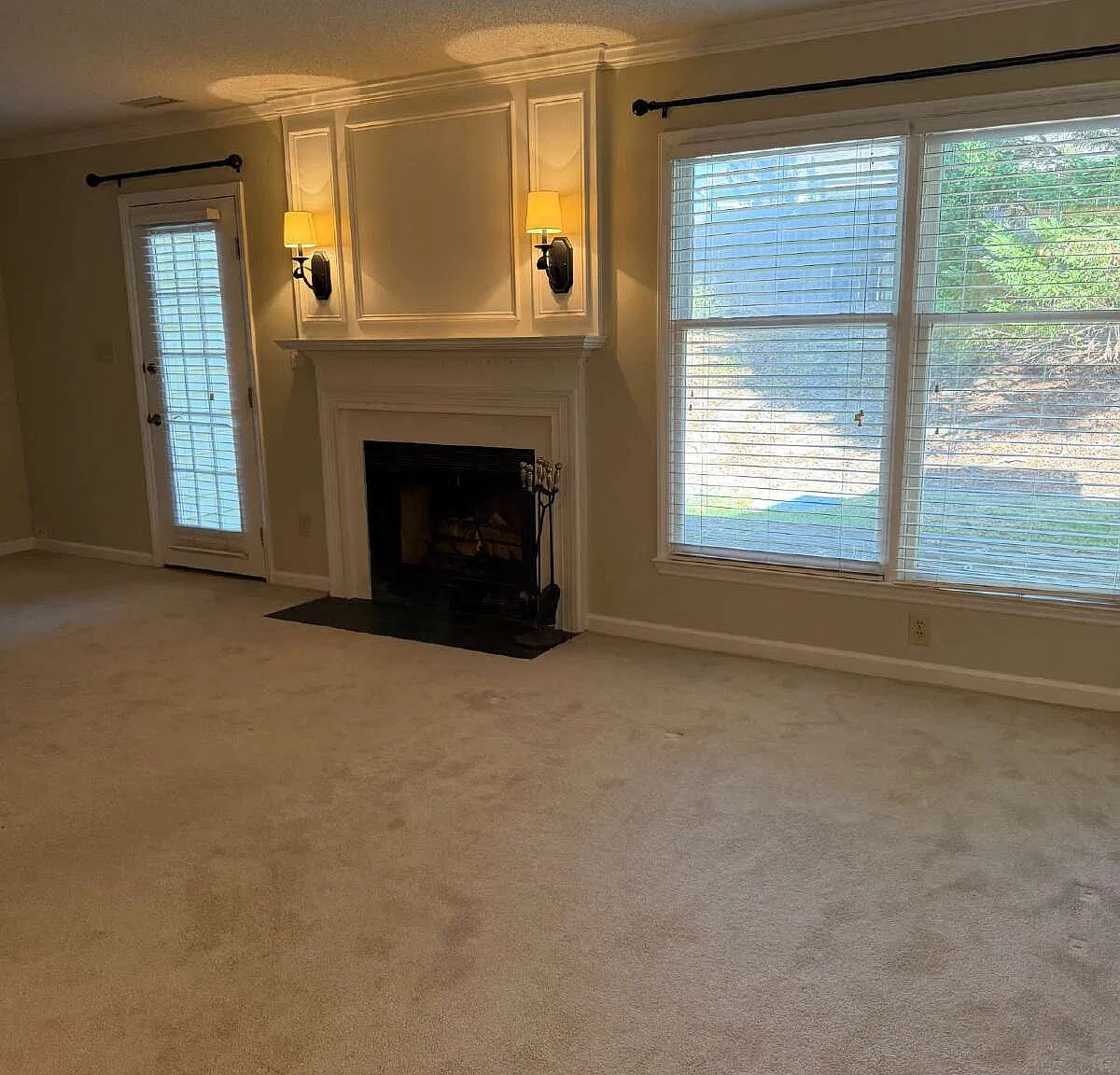 3 bed, 2.5 bath, 1584 sqft, $1,755 — Photo 2